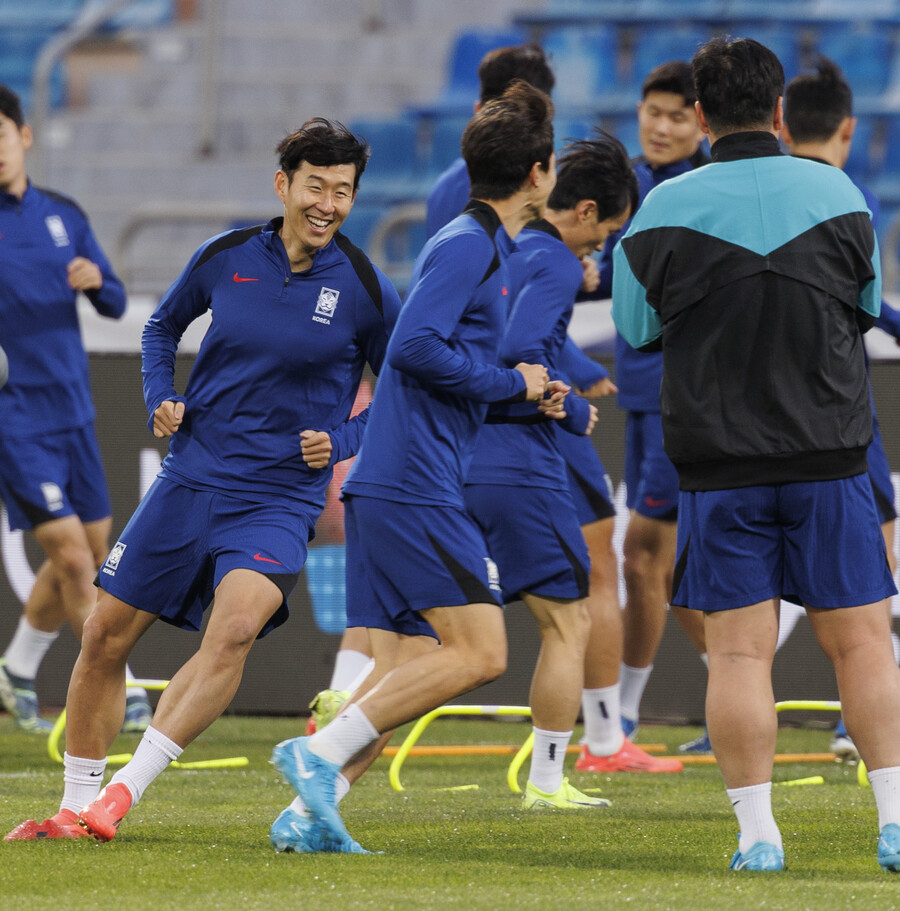 ▲ 한국 대표팀은 19일 오후 11시(한국시간) 요르단 암만의 암만 국제 경기장에서 열릴 ‘2026 국제축구연맹(FIFA) 북중미월드컵’ 아시아지역 3차예선 B조 6차전에서 팔레스타인을 만난다. 당초 팔레스타인 홈 경기였지만 이스라엘-하마스 전쟁으로 인해 중립 구장에서 치러지게 됐다. 홍명보 감독은 팔레스타인전을 앞두고 오세훈을 최전방에 뒀다. 한 칸 뒤에 손흥민, 이강인, 이재성을 배치해 화력을 지원하고 박용우, 황인범이 공격과 수비를 조율한다 ⓒ연합뉴스