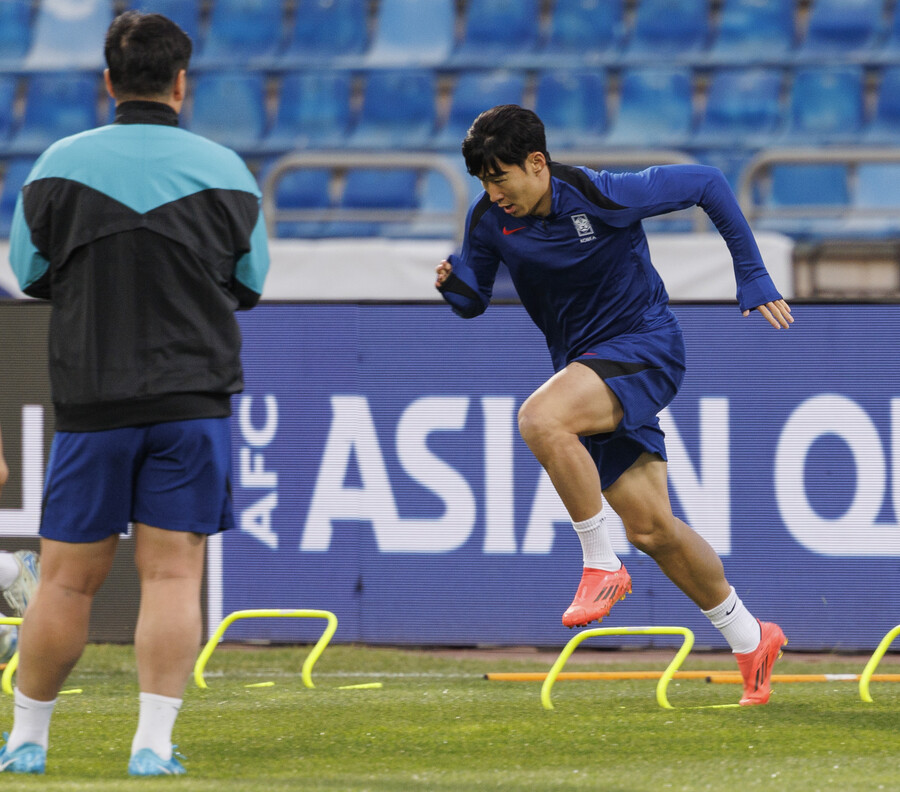 ▲ 한국 대표팀은 19일 오후 11시(한국시간) 요르단 암만의 암만 국제 경기장에서 열릴 ‘2026 국제축구연맹(FIFA) 북중미월드컵’ 아시아지역 3차예선 B조 6차전에서 팔레스타인을 만난다. 당초 팔레스타인 홈 경기였지만 이스라엘-하마스 전쟁으로 인해 중립 구장에서 치러지게 됐다. 홍명보 감독은 팔레스타인전을 앞두고 오세훈을 최전방에 뒀다. 한 칸 뒤에 손흥민, 이강인, 이재성을 배치해 화력을 지원하고 박용우, 황인범이 공격과 수비를 조율한다 ⓒ연합뉴스