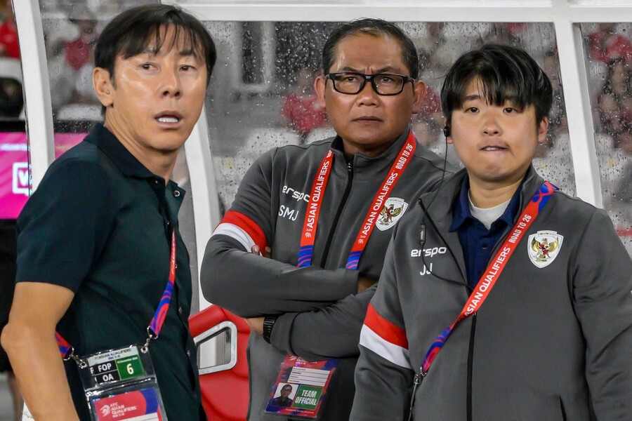 ▲ 신태용 감독이 이끄는 인도네시아가 2026 FIFA 북중미 월드컵 아시아 지역 3차 예선 최대 이변을 만들었다. 홈에서 사우디아라비아를 2-0으로 꺾고 3차 예선 첫 번째 승리를 만든 것이다. 신태용 감독은 이날 승리로 승점을 6점으로 쌓아 4년 전 박항서 감독이 베트남에서 기록했던 승점 4점을 넘는 3차 예선 동남아시아 팀 최다 승점 기록을 갈아치웠다. 반면 로베르토 만치니 감독을 경질하고 에르베 르나르 감독을 새로 선임해 급한 불 끄기에 나선 사우디아라비아는 11월 A매치 두 경기를 1무 1패라는 실망스러운 성적으로 마무리했다. ⓒ연합뉴스/AFP
