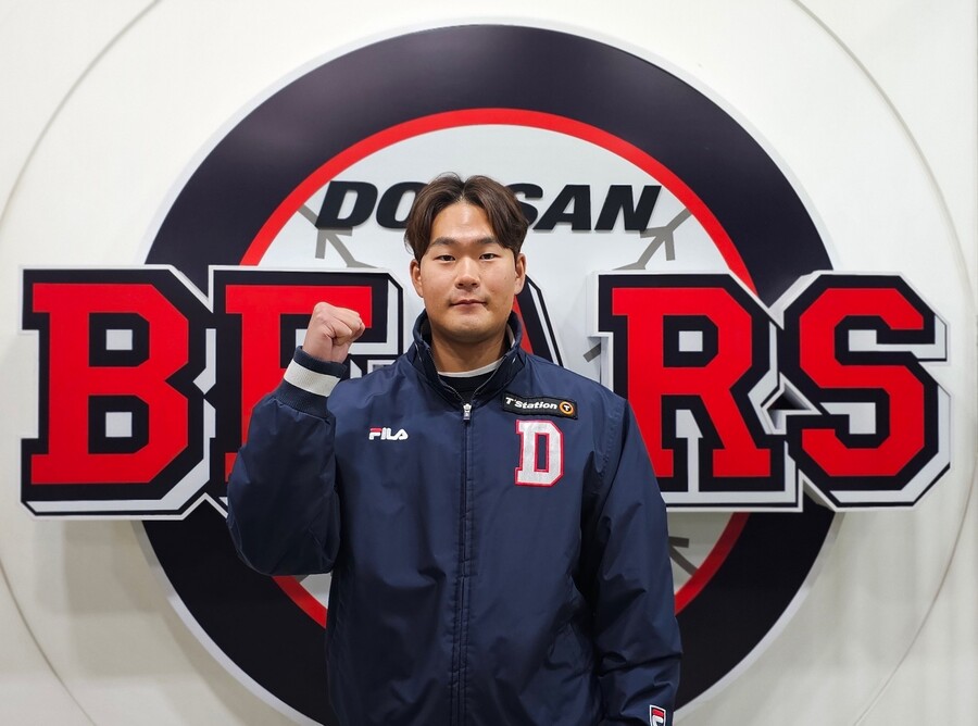 ▲ 허경민의 보상선수로 두산 유니폼을 입게 된 김영현. 다음 달 상무 입대를 앞두고 미리 잠실구장에 찾아와 두산 구단 관계자들에게 인사했다. ⓒ 두산 베어스