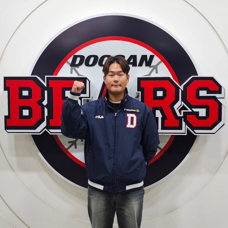 ▲ 허경민의 보상선수로 두산 유니폼을 입게 된 김영현. 다음 달 상무 입대를 앞두고 미리 잠실구장에 찾아와 두산 구단 관계자들에게 인사했다. ⓒ 두산 베어스