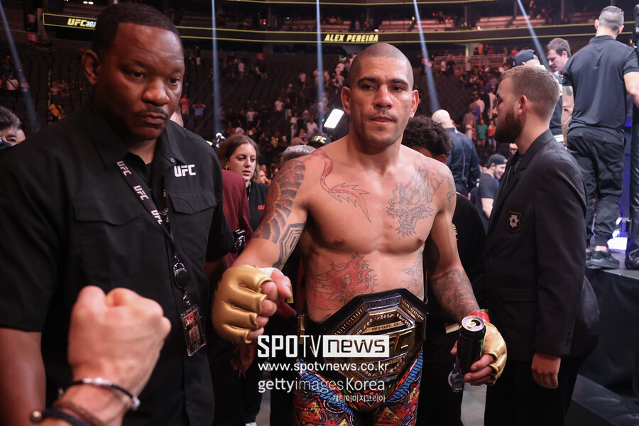 "UFC 챔피언 이길 한국 팬 찾습니다"…페레이라와 '펀치 머신' 대…
