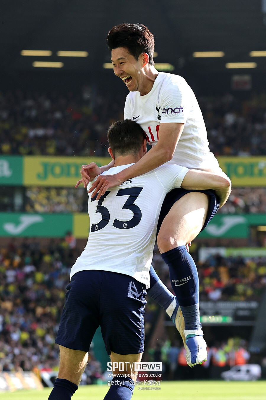 ▲ 데이비스는 벤탄쿠르의 발언에 대해 "나 역시 오늘 아침에 다른 사람이 그랬던 것처럼 뉴스를 봤다. 토트넘 내부에서 처리되는 것 같았으나, 이제는 밖에서도 그런 것 같다"라며 "토트넘은 한 팀으로서 우리 모두 선을 긋고 나아갔지만, 궁극적으로 이런 일들을 진지하게 살필 필요가 있다는 것을 안다는 것이 중요하다고 생각한다. 우리는 선이 있고 계속 나아가고 있다"라고 말했다. 잉글랜드축구협회(FA)는 18일 성명을 통해 "벤탄쿠르가 부적절한 태도로 행동하거나 학대 또는 모욕적인 말을 사용해 경기의 평판을 나쁘게 함으로써 FA 규정을 위반했다"라고 밝혔다. 이로써 벤탄쿠르는 7경기 출전 정지와 함께 벌금 10만 파운드 징계를 받게 됐다. 이어 "벤탄쿠르는 혐의를 부인했지만, 독립 규제위원회는 청문회를 거쳐 혐의가 입증됐다고 판단해 제재를 부과한다"고 덧붙였다.