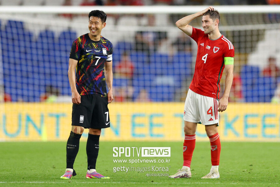 ▲ 데이비스는 벤탄쿠르의 발언에 대해 "나 역시 오늘 아침에 다른 사람이 그랬던 것처럼 뉴스를 봤다. 토트넘 내부에서 처리되는 것 같았으나, 이제는 밖에서도 그런 것 같다"라며 "토트넘은 한 팀으로서 우리 모두 선을 긋고 나아갔지만, 궁극적으로 이런 일들을 진지하게 살필 필요가 있다는 것을 안다는 것이 중요하다고 생각한다. 우리는 선이 있고 계속 나아가고 있다"라고 말했다. 잉글랜드축구협회(FA)는 18일 성명을 통해 "벤탄쿠르가 부적절한 태도로 행동하거나 학대 또는 모욕적인 말을 사용해 경기의 평판을 나쁘게 함으로써 FA 규정을 위반했다"라고 밝혔다. 이로써 벤탄쿠르는 7경기 출전 정지와 함께 벌금 10만 파운드 징계를 받게 됐다. 이어 "벤탄쿠르는 혐의를 부인했지만, 독립 규제위원회는 청문회를 거쳐 혐의가 입증됐다고 판단해 제재를 부과한다"고 덧붙였다.