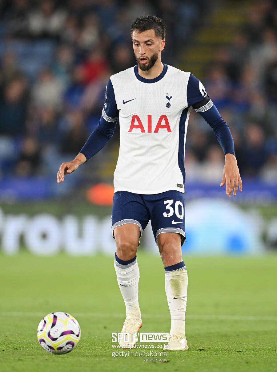 ▲ 데이비스는 벤탄쿠르의 발언에 대해 "나 역시 오늘 아침에 다른 사람이 그랬던 것처럼 뉴스를 봤다. 토트넘 내부에서 처리되는 것 같았으나, 이제는 밖에서도 그런 것 같다"라며 "토트넘은 한 팀으로서 우리 모두 선을 긋고 나아갔지만, 궁극적으로 이런 일들을 진지하게 살필 필요가 있다는 것을 안다는 것이 중요하다고 생각한다. 우리는 선이 있고 계속 나아가고 있다"라고 말했다. 잉글랜드축구협회(FA)는 18일 성명을 통해 "벤탄쿠르가 부적절한 태도로 행동하거나 학대 또는 모욕적인 말을 사용해 경기의 평판을 나쁘게 함으로써 FA 규정을 위반했다"라고 밝혔다. 이로써 벤탄쿠르는 7경기 출전 정지와 함께 벌금 10만 파운드 징계를 받게 됐다. 이어 "벤탄쿠르는 혐의를 부인했지만, 독립 규제위원회는 청문회를 거쳐 혐의가 입증됐다고 판단해 제재를 부과한다"고 덧붙였다.