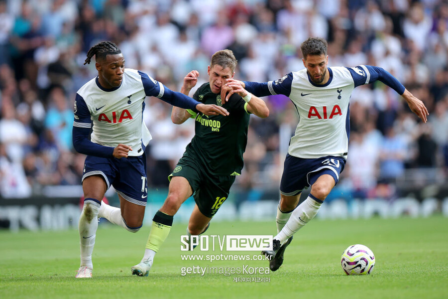 ▲ 데이비스는 벤탄쿠르의 발언에 대해 "나 역시 오늘 아침에 다른 사람이 그랬던 것처럼 뉴스를 봤다. 토트넘 내부에서 처리되는 것 같았으나, 이제는 밖에서도 그런 것 같다"라며 "토트넘은 한 팀으로서 우리 모두 선을 긋고 나아갔지만, 궁극적으로 이런 일들을 진지하게 살필 필요가 있다는 것을 안다는 것이 중요하다고 생각한다. 우리는 선이 있고 계속 나아가고 있다"라고 말했다. 잉글랜드축구협회(FA)는 18일 성명을 통해 "벤탄쿠르가 부적절한 태도로 행동하거나 학대 또는 모욕적인 말을 사용해 경기의 평판을 나쁘게 함으로써 FA 규정을 위반했다"라고 밝혔다. 이로써 벤탄쿠르는 7경기 출전 정지와 함께 벌금 10만 파운드 징계를 받게 됐다. 이어 "벤탄쿠르는 혐의를 부인했지만, 독립 규제위원회는 청문회를 거쳐 혐의가 입증됐다고 판단해 제재를 부과한다"고 덧붙였다.