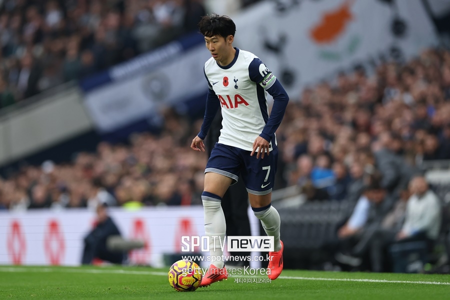 ▲ 튀르키예의 갈라타사라이가 손흥민을 주목한다. 토트넘이 손흥민에게 계약을 1년만 연장하는 팀 옵션을 발동하겠다는 보도가 나온 뒤 여기저기서 이적설이 터지는 중이다. 사우디아라비아, PSG(파리 생제르맹)에 이어 이번엔 튀르키예다. 튀르키예 매체 '파나틱'은 20일(한국시간) "갈라타사라이가 또 다른 세계적인 선수를 노린다. 그 주인공은 바로 손흥민이다. 갈라타사라이는 이미 측면 공격수 몇 명을 내보냈다. 손흥민을 데려와 그 공백을 메우려 한다"고 보도했다. 내년 1월 겨울 이적 시장에서 손흥민 영입을 위해 토트넘과 협상을 벌이려고 한다는 추가 보도도 있다.