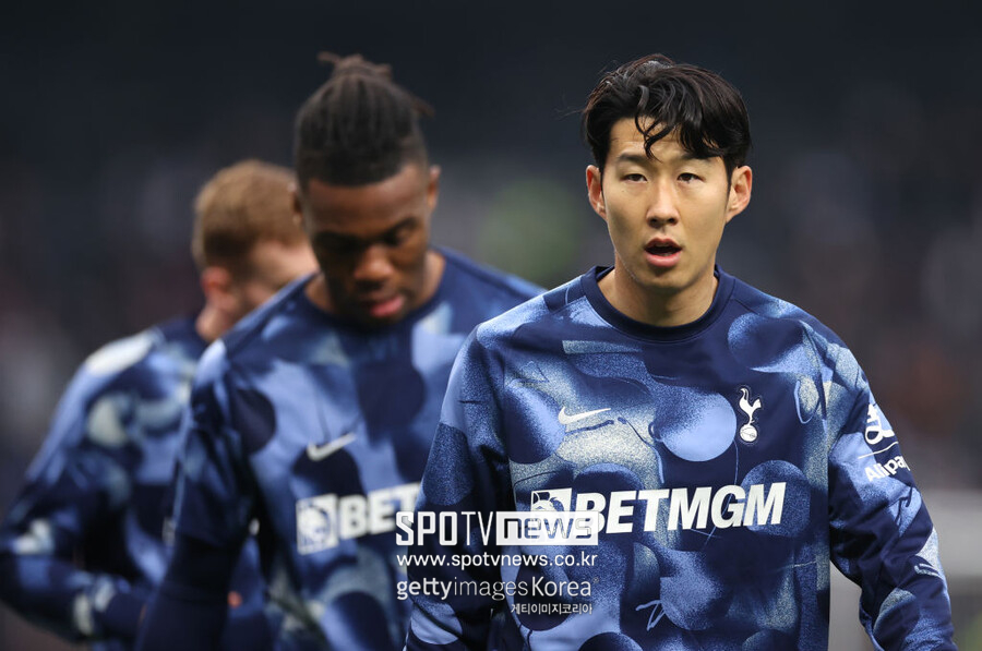 ▲ 영국 매체 'BBC'는 20일(이하 한국시간) 잉글랜드 프리미어리그 내 한국과 일본 선수를 노린 인종차별이 급증했다는 자료를 공개했다. 지난 7월 킥잇아웃 발표에 따르면 2023-24시즌 프리미어리그 선수들을 대상으로 한 인종차별은 395건으로, 전 시즌(277건) 대비 약 43%가 증가했다. 395건 가운데 55%가 한국과 일본 등 동아시아 선수를 겨냥한 것이라고 킥잇아웃은 밝혔다. 킥잇아웃은 인종차별 피해 선수 명단을 공개하지는 않았다. 하지만 BBC는 손흥민, 황희찬(울버햄튼), 일본의 미토마 가오루(브라이턴), 도미야스 다케히로(아스널) 등을 특정해 그간 인종차별의 표적이 돼 왔다고 설명했다.