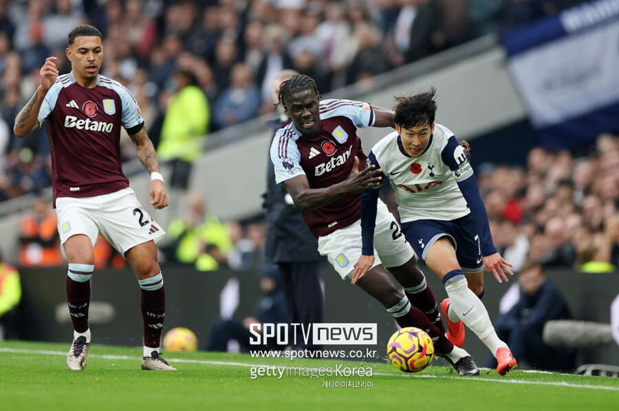 ▲ 영국 매체 'BBC'는 20일(이하 한국시간) 잉글랜드 프리미어리그 내 한국과 일본 선수를 노린 인종차별이 급증했다는 자료를 공개했다. 지난 7월 킥잇아웃 발표에 따르면 2023-24시즌 프리미어리그 선수들을 대상으로 한 인종차별은 395건으로, 전 시즌(277건) 대비 약 43%가 증가했다. 395건 가운데 55%가 한국과 일본 등 동아시아 선수를 겨냥한 것이라고 킥잇아웃은 밝혔다. 킥잇아웃은 인종차별 피해 선수 명단을 공개하지는 않았다. 하지만 BBC는 손흥민, 황희찬(울버햄튼), 일본의 미토마 가오루(브라이턴), 도미야스 다케히로(아스널) 등을 특정해 그간 인종차별의 표적이 돼 왔다고 설명했다.