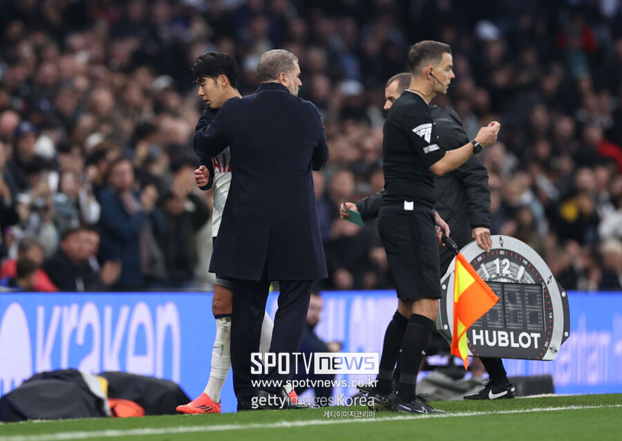 ▲ 영국 매체 'BBC'는 20일(이하 한국시간) 잉글랜드 프리미어리그 내 한국과 일본 선수를 노린 인종차별이 급증했다는 자료를 공개했다. 지난 7월 킥잇아웃 발표에 따르면 2023-24시즌 프리미어리그 선수들을 대상으로 한 인종차별은 395건으로, 전 시즌(277건) 대비 약 43%가 증가했다. 395건 가운데 55%가 한국과 일본 등 동아시아 선수를 겨냥한 것이라고 킥잇아웃은 밝혔다. 킥잇아웃은 인종차별 피해 선수 명단을 공개하지는 않았다. 하지만 BBC는 손흥민, 황희찬(울버햄튼), 일본의 미토마 가오루(브라이턴), 도미야스 다케히로(아스널) 등을 특정해 그간 인종차별의 표적이 돼 왔다고 설명했다.