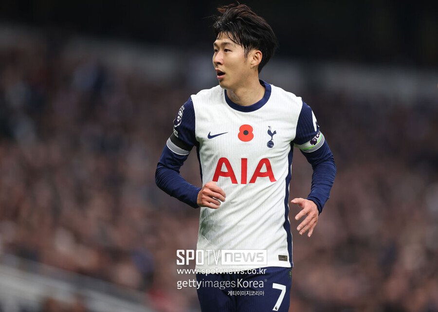 ▲ 영국 매체 'BBC'는 20일(이하 한국시간) 잉글랜드 프리미어리그 내 한국과 일본 선수를 노린 인종차별이 급증했다는 자료를 공개했다. 지난 7월 킥잇아웃 발표에 따르면 2023-24시즌 프리미어리그 선수들을 대상으로 한 인종차별은 395건으로, 전 시즌(277건) 대비 약 43%가 증가했다. 395건 가운데 55%가 한국과 일본 등 동아시아 선수를 겨냥한 것이라고 킥잇아웃은 밝혔다. 킥잇아웃은 인종차별 피해 선수 명단을 공개하지는 않았다. 하지만 BBC는 손흥민, 황희찬(울버햄튼), 일본의 미토마 가오루(브라이턴), 도미야스 다케히로(아스널) 등을 특정해 그간 인종차별의 표적이 돼 왔다고 설명했다.