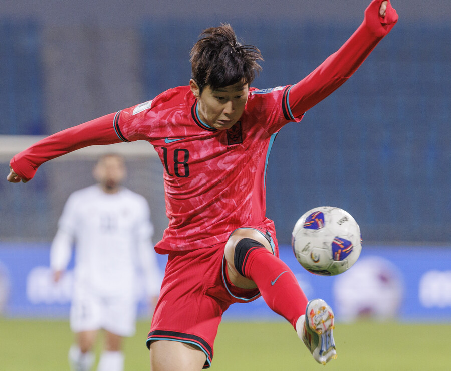 ▲ 축구대표팀에서 함께 뛰며 웃었던 파리 생제르맹 공격수 이강인과 바이에른 뮌헨 중앙 수비수 김민재(사진 위부터), 이들은 별들의 잔치 유럽축구연맹 챔피언스리그 리그 페이즈에서 코리안 더비를 앞두고 있다.  ⓒ연합뉴스