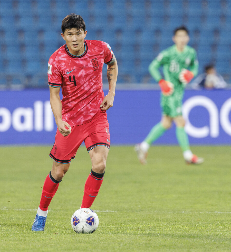 ▲ 축구대표팀에서 함께 뛰며 웃었던 파리 생제르맹 공격수 이강인과 바이에른 뮌헨 중앙 수비수 김민재(사진 위부터), 이들은 별들의 잔치 유럽축구연맹 챔피언스리그 리그 페이즈에서 코리안 더비를 앞두고 있다. ⓒ연합뉴스