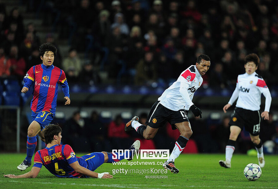 ▲ 맨체스터 유나이티드의 박지성과 FC바젤의 박주호(사진 위)는 2011-12 시즌 챔피언스리그에서 두 차례나 코리안 더비를 치렀다. 당시 첫 겨루기에서는 북한의 박광룡(사진 아래)도 등장해 눈길을 끌었다.