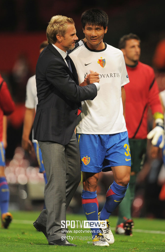 ▲ 맨체스터 유나이티드의 박지성과 FC바젤의 박주호(사진 위)는 2011-12 시즌 챔피언스리그에서 두 차례나 코리안 더비를 치렀다. 당시 첫 겨루기에서는 북한의 박광룡(사진 아래)도 등장해 눈길을 끌었다.