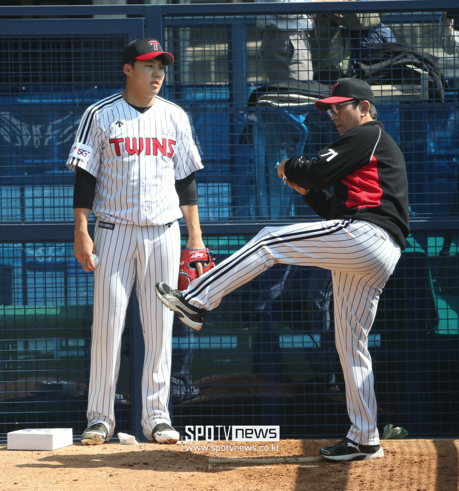 ▲ 최일언 삼성 퓨처스팀 감독이 LG 투수코치 시절 직접 시범을 보이고 있다.  ⓒ스포티비뉴스DB