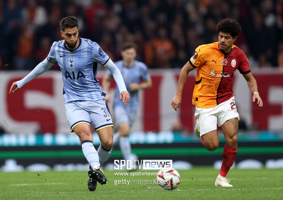 ▲ 잉글랜드축구협회(FA)가 움직였다. 손흥민을 향했던 로드리고 벤탄쿠르의 인종차별 발언이 3개월이 지나 공식적으로 징계를 받을 것으로 보인다. 영국축구협회(FA)는 손흥민에 대한 인종차별로 벤탄쿠르를 기소했다. 이들은 벤탄쿠르가 미디어 인터뷰와 관련한 부정 행위로 FA 규정을 위반한 혐의를 받고 있다고 판단했다. 국적, 인종, 민족적 기원에 대한 언급은 중대한 위반 사항이라 최소 6경기에서 최대 12경기까지 출전정지 중징계가 예상됐다. 이후 잉글랜드축구협회는 규정 위반을 들어 7경기 징계에서 벌금을 내렸다. 벤탄쿠르는 “가벼운 농담”이라고 변명했지만 받아들여지지 않았다. 하지만 토트넘이 항소를 결정해 논란을 더 키우고 있다