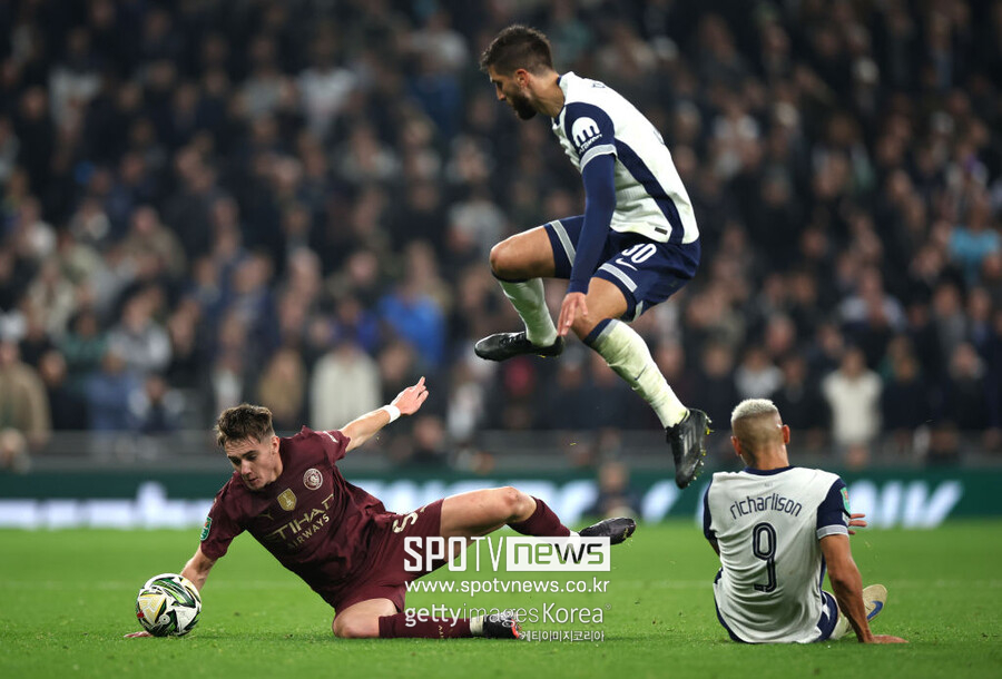 ▲ 잉글랜드축구협회(FA)가 움직였다. 손흥민을 향했던 로드리고 벤탄쿠르의 인종차별 발언이 3개월이 지나 공식적으로 징계를 받을 것으로 보인다. 영국축구협회(FA)는 손흥민에 대한 인종차별로 벤탄쿠르를 기소했다. 이들은 벤탄쿠르가 미디어 인터뷰와 관련한 부정 행위로 FA 규정을 위반한 혐의를 받고 있다고 판단했다. 국적, 인종, 민족적 기원에 대한 언급은 중대한 위반 사항이라 최소 6경기에서 최대 12경기까지 출전정지 중징계가 예상됐다. 이후 잉글랜드축구협회는 규정 위반을 들어 7경기 징계에서 벌금을 내렸다. 벤탄쿠르는 “가벼운 농담”이라고 변명했지만 받아들여지지 않았다. 하지만 토트넘이 항소를 결정해 논란을 더 키우고 있다