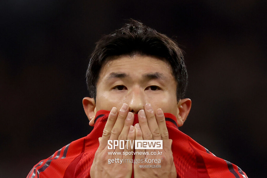 ▲ 국제축구연맹(FIFA) 산하 국제스포츠연구소(CIES)가 김민재를 세계 최고의 센터백으로 선정한 데 이어, 분데스리가 최고의 수비수로도 인정받았다. 유럽 5대 리그에서 패스 성공률과 시도 횟수 모두 상위권을 기록하며 현대 축구의 새로운 패러다임을 제시하고 있다 축구 통계 매체 '데이터MB'에 따르면, 김민재는 이번 시즌 분데스리가 센터백 중 가장 높은 점수를 기록했다. 데이터MB는 이번 시즌 센터백 퍼포먼스 순위에서 김민재가 92점을 획득해 1위를 차지했다고 발표했다. 2위인 요나탄 타(레버쿠젠, 86점)와 상당한 격차를 보이는 점수다. 김민재의 동료이자 중앙 수비 파트너인 다요 우파메카노, 니콜라스 슐로터벡(도르트문트)은 각각 85점으로 공동 3위에 올랐다. 김민재는 유일하게 90점을 넘긴 센터백으로, 올시즌 역대급 실력을 다시 한번 입증했다. 앞서 국제스포츠연구소(CIES)도 김민재를 전 세계 센터백 중 최고의 선수로 선정했다. CIES는 자체 지표로 분석한 경기력 평가에서 김민재에게 100점 만점에 91.1점을 부여했다