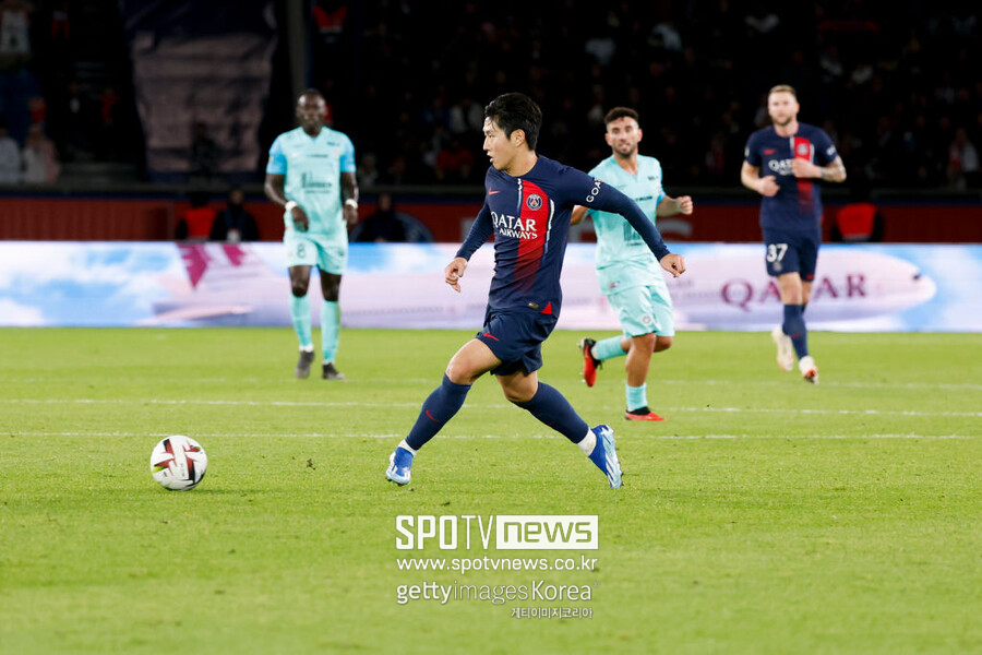 ▲ 대표팀 경기를 마치고 돌아간 이강인이 벤치에서 경기를 시작했다. 후반 15분 교체로 들어가 끝날 때까지 30분가량을 소화했다. 파리 생제르맹은 주앙 네베스의 환상적인 득점을 앞세워 툴루즈를 꺾고 12경기 연속 무패 행진을 달렸다. 교체로 몸을 푼 이강인은 다음주 김민재의 바이에른 뮌헨과 챔피언스리그에서 맞붙는다. 교체 이후 선발 공식이 자주 보였기에 코리안 더비 성사 가능성을 높인다.