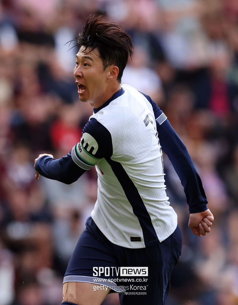 ▲ 글로벌스포츠매체 ‘비인스포츠’는 23일(한국시간) “토트넘의 상징적인 스타 손흥민이 내년 여름 계약 만료와 함께 팀을 떠날 준비를 하고 있다”고 알리며 손흥민의 새로운 도전 가능성을 짚었다. 이어 “토트넘과 손흥민은 연장 옵션을 발동하지 않기로 합의했으며, 손흥민은 내년 여름 팀을 떠나기로 결정했다”고 전했다. 보도가 사실이라면 손흥민은 2024년 1월부터 보스만 룰에 따라 자유롭게 다른 구단들과 협상할 수 있게 된다. 현재 현재 튀르키예 쉬페르리가 갈라타사라이 SK를 비롯해 다양한 팀과 연결되고 있다. 행선지는 유럽 내 다른 리그일 가능성이 크지만, 아시아 복귀도 배제할 수 없다