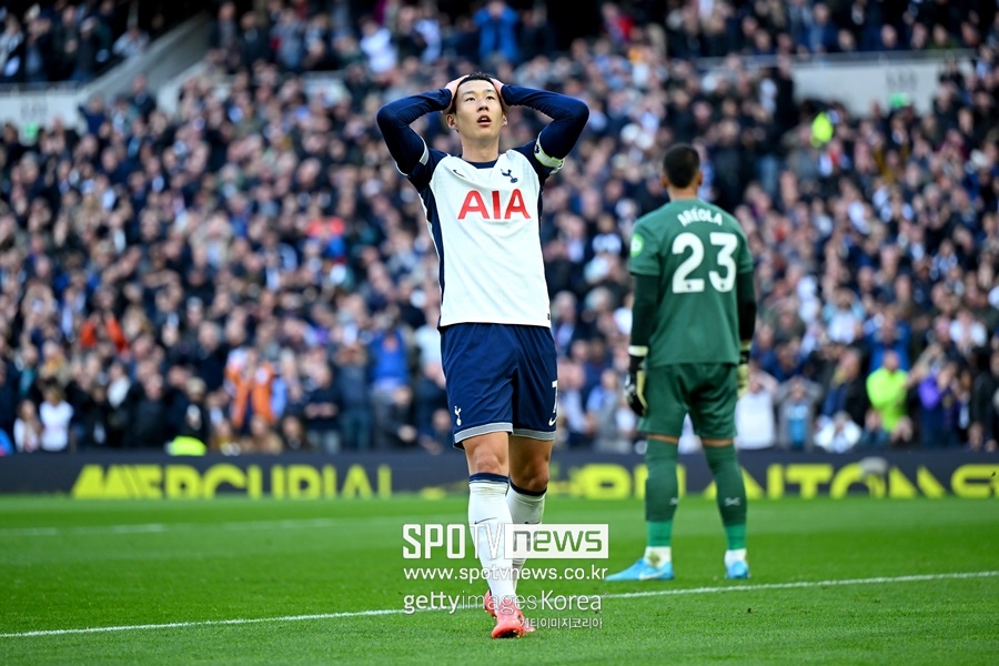 ▲ 당분간 손흥민 이적은 이뤄지지 않을 것이란 이야기가 나왔다. 독일 매체 '스카이 스포츠'에서 활동 중인 플로리안 플레텐베르크 기자는 23일(한국시간) 자신의 SNS(사회관계망서비스)를 통해 "손흥민은 다음 시즌에도 토트넘에서 뛸 거다. 토트넘은 이를 100% 확신한다"고 알렸다. 최근 계속해서 불거지고 있는 손흥민 이적설을 정면으로 반박한 것이다. 손흥민은 사우디아라비아, PSG(파리 생제르맹), 튀르키예 갈라타사라이 등 다양한 팀들의 관심을 받았다. 토트넘은 손흥민에게 1년 연장 팀 옵션을 발동할 전망이다. 당장 이적은 없더라도 내년 여름 토트넘은 또 다시 손흥민 재계약을 놓고 결정해야 한다.