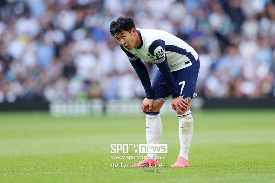 ▲ 당분간 손흥민 이적은 이뤄지지 않을 것이란 이야기가 나왔다. 독일 매체 '스카이 스포츠'에서 활동 중인 플로리안 플레텐베르크 기자는 23일(한국시간) 자신의 SNS(사회관계망서비스)를 통해 "손흥민은 다음 시즌에도 토트넘에서 뛸 거다. 토트넘은 이를 100% 확신한다"고 알렸다. 최근 계속해서 불거지고 있는 손흥민 이적설을 정면으로 반박한 것이다. 손흥민은 사우디아라비아, PSG(파리 생제르맹), 튀르키예 갈라타사라이 등 다양한 팀들의 관심을 받았다. 토트넘은 손흥민에게 1년 연장 팀 옵션을 발동할 전망이다. 당장 이적은 없더라도 내년 여름 토트넘은 또 다시 손흥민 재계약을 놓고 결정해야 한다.