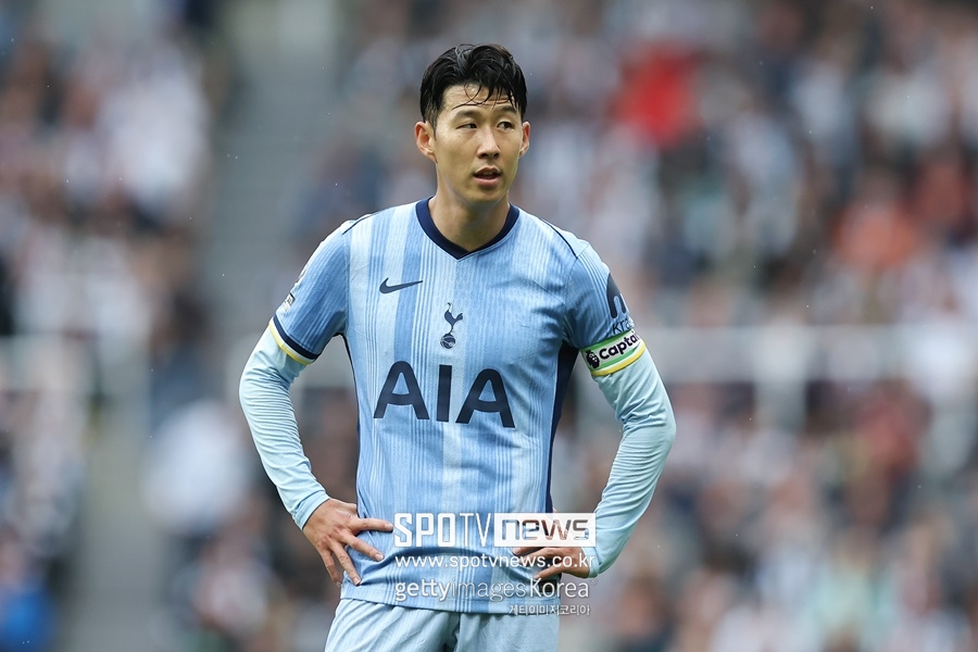 ▲ 당분간 손흥민 이적은 이뤄지지 않을 것이란 이야기가 나왔다. 독일 매체 '스카이 스포츠'에서 활동 중인 플로리안 플레텐베르크 기자는 23일(한국시간) 자신의 SNS(사회관계망서비스)를 통해 "손흥민은 다음 시즌에도 토트넘에서 뛸 거다. 토트넘은 이를 100% 확신한다"고 알렸다. 최근 계속해서 불거지고 있는 손흥민 이적설을 정면으로 반박한 것이다. 손흥민은 사우디아라비아, PSG(파리 생제르맹), 튀르키예 갈라타사라이 등 다양한 팀들의 관심을 받았다. 토트넘은 손흥민에게 1년 연장 팀 옵션을 발동할 전망이다. 당장 이적은 없더라도 내년 여름 토트넘은 또 다시 손흥민 재계약을 놓고 결정해야 한다.