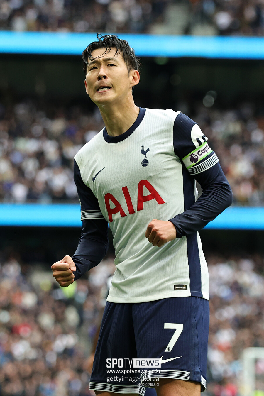 ▲ 토트넘은 25일(한국시간) 영국 맨체스터 에티하드 스타디움에서 열린 2024-25시즌 프리미어리그 12라운드 경기에서 맨시티를 4-0으로 제압했다. 핵심 수비수 미키 판 더 벤과 크리스티안 로메로가 부상으로 빠지며 수비 불안이 예상되었으나, 엔지 포스테코글루 감독의 지휘 아래 손흥민, 제임스 매디슨, 데얀 쿨루세브스키가 맹활약하며 예상 밖의 대승을 만들어냈다. 손흥민은 이날 경기로 맨시티 통산 20경기에서 8골 5도움을 기록하게 되었다. 특히 이날 승리로 그는 맨시티를 상대로 10번째 승리를 거두며 명실상부한 '맨시티 킬러'임을 입증했다