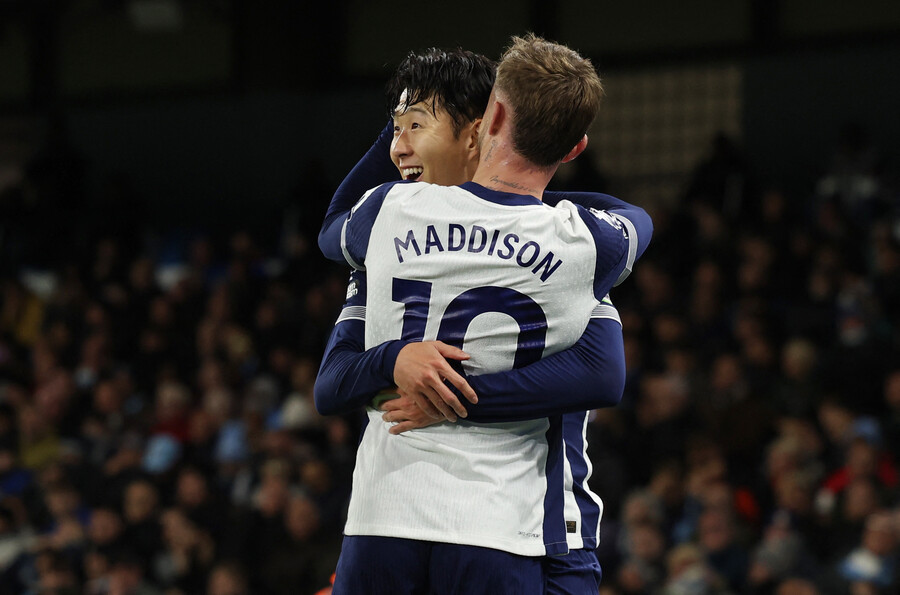 ▲ 토트넘은 25일(한국시간) 영국 맨체스터 에티하드 스타디움에서 열린 2024-25시즌 프리미어리그 12라운드 경기에서 맨시티를 4-0으로 제압했다. 핵심 수비수 미키 판 더 벤과 크리스티안 로메로가 부상으로 빠지며 수비 불안이 예상되었으나, 엔지 포스테코글루 감독의 지휘 아래 손흥민, 제임스 매디슨, 데얀 쿨루세브스키가 맹활약하며 예상 밖의 대승을 만들어냈다. 손흥민은 이날 경기로 맨시티 통산 20경기에서 8골 5도움을 기록하게 되었다. 특히 이날 승리로 그는 맨시티를 상대로 10번째 승리를 거두며 명실상부한 '맨시티 킬러'임을 입증했다 ⓒ연합뉴스