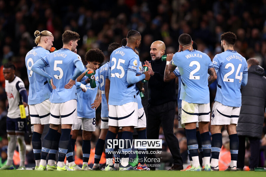 ▲ 토트넘은 25일(한국시간) 영국 맨체스터 에티하드 스타디움에서 열린 2024-25시즌 프리미어리그 12라운드 경기에서 맨시티를 4-0으로 제압했다. 핵심 수비수 미키 판 더 벤과 크리스티안 로메로가 부상으로 빠지며 수비 불안이 예상되었으나, 엔지 포스테코글루 감독의 지휘 아래 손흥민, 제임스 매디슨, 데얀 쿨루세브스키가 맹활약하며 예상 밖의 대승을 만들어냈다. 손흥민은 이날 경기로 맨시티 통산 20경기에서 8골 5도움을 기록하게 되었다. 특히 이날 승리로 그는 맨시티를 상대로 10번째 승리를 거두며 명실상부한 '맨시티 킬러'임을 입증했다