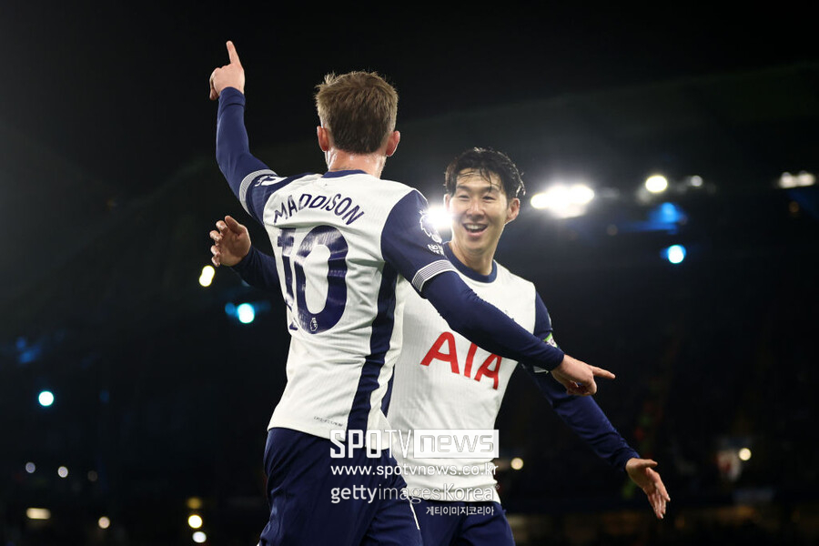 ▲ 토트넘은 25일(한국시간) 영국 맨체스터 에티하드 스타디움에서 열린 2024-25시즌 프리미어리그 12라운드 경기에서 맨시티를 4-0으로 제압했다. 핵심 수비수 미키 판 더 벤과 크리스티안 로메로가 부상으로 빠지며 수비 불안이 예상되었으나, 엔지 포스테코글루 감독의 지휘 아래 손흥민, 제임스 매디슨, 데얀 쿨루세브스키가 맹활약하며 예상 밖의 대승을 만들어냈다. 손흥민은 이날 경기로 맨시티 통산 20경기에서 8골 5도움을 기록하게 되었다. 특히 이날 승리로 그는 맨시티를 상대로 10번째 승리를 거두며 명실상부한 '맨시티 킬러'임을 입증했다