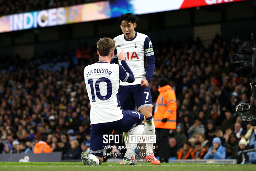 ▲ 토트넘은 25일(한국시간) 영국 맨체스터 에티하드 스타디움에서 열린 2024-25시즌 프리미어리그 12라운드 경기에서 맨시티를 4-0으로 제압했다. 핵심 수비수 미키 판 더 벤과 크리스티안 로메로가 부상으로 빠지며 수비 불안이 예상되었으나, 엔지 포스테코글루 감독의 지휘 아래 손흥민, 제임스 매디슨, 데얀 쿨루세브스키가 맹활약하며 예상 밖의 대승을 만들어냈다. 손흥민은 이날 경기로 맨시티 통산 20경기에서 8골 5도움을 기록하게 되었다. 특히 이날 승리로 그는 맨시티를 상대로 10번째 승리를 거두며 명실상부한 '맨시티 킬러'임을 입증했다