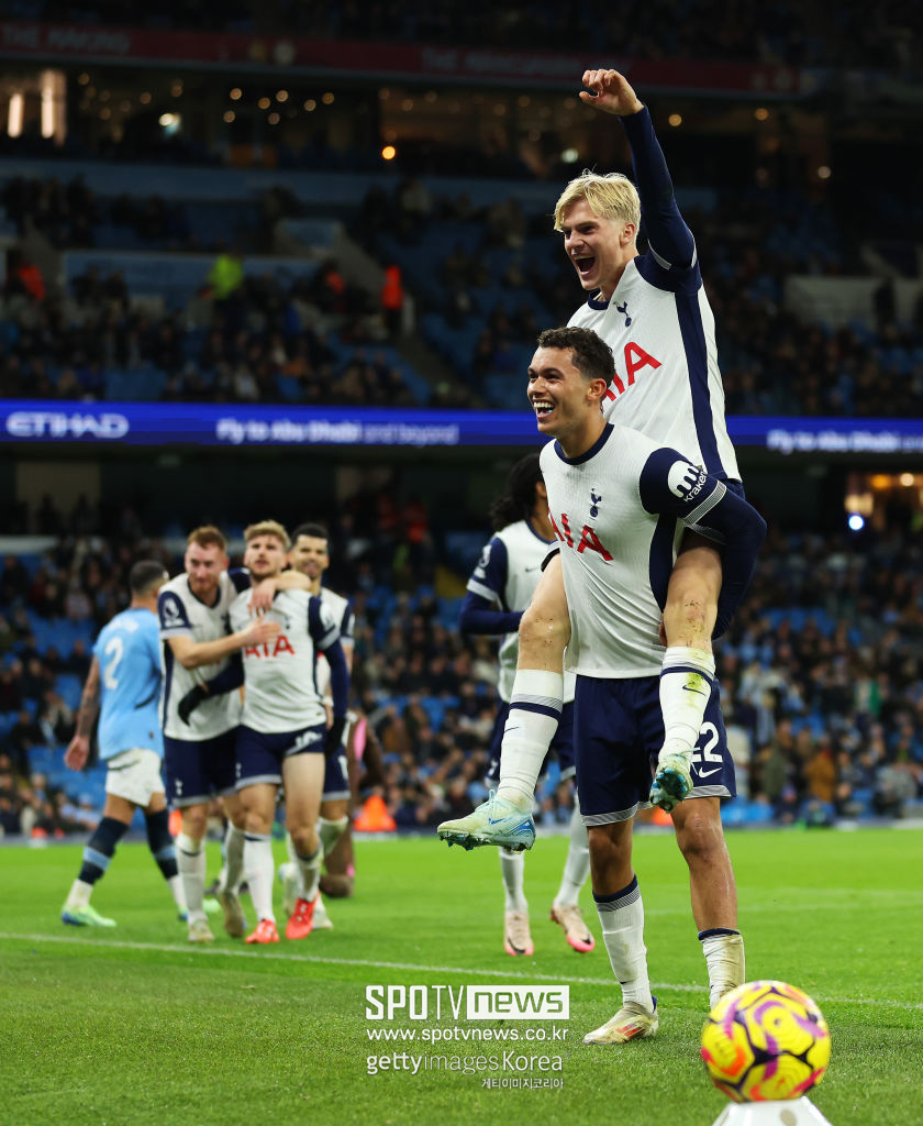 ▲ 토트넘은 25일(한국시간) 영국 맨체스터 에티하드 스타디움에서 열린 2024-25시즌 프리미어리그 12라운드 경기에서 맨시티를 4-0으로 제압했다. 핵심 수비수 미키 판 더 벤과 크리스티안 로메로가 부상으로 빠지며 수비 불안이 예상되었으나, 엔지 포스테코글루 감독의 지휘 아래 손흥민, 제임스 매디슨, 데얀 쿨루세브스키가 맹활약하며 예상 밖의 대승을 만들어냈다. 손흥민은 이날 경기로 맨시티 통산 20경기에서 8골 5도움을 기록하게 되었다. 특히 이날 승리로 그는 맨시티를 상대로 10번째 승리를 거두며 명실상부한 '맨시티 킬러'임을 입증했다