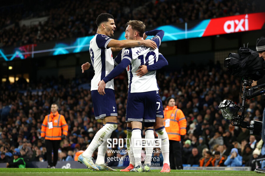 ▲ 토트넘은 25일(한국시간) 영국 맨체스터 에티하드 스타디움에서 열린 2024-25시즌 프리미어리그 12라운드 경기에서 맨시티를 4-0으로 제압했다. 핵심 수비수 미키 판 더 벤과 크리스티안 로메로가 부상으로 빠지며 수비 불안이 예상되었으나, 엔지 포스테코글루 감독의 지휘 아래 손흥민, 제임스 매디슨, 데얀 쿨루세브스키가 맹활약하며 예상 밖의 대승을 만들어냈다. 손흥민은 이날 경기로 맨시티 통산 20경기에서 8골 5도움을 기록하게 되었다. 특히 이날 승리로 그는 맨시티를 상대로 10번째 승리를 거두며 명실상부한 '맨시티 킬러'임을 입증했다