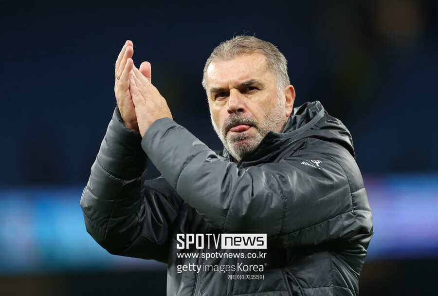 ▲ 토트넘은 24일(이하 한국시간) 영국 맨체스터의 에티하드 스타디움에서 열린 2024-24시즌 잉글랜드 프리미어리그 12라운드 원정 경기에서 맨체스터 시티를 4-0으로 대파했다. 시즌 6승 1무 5패를 기록한 토트넘(승점 19)은 6위로 도약했다. 포스테코글루 감독은 영국 매체 '풋볼 런던'을 통해 맨체스터 시티의 공격적인 수비 라인을 공략하기 위해 빠른 볼 전달이 중요했다는 점을 강조했다. 그는 "맨체스터 시티는 거의 맨투맨으로 수비를 펼치는 팀이다. 그들은 뛰어난 수비수들을 보유하고 있기 때문에, 자신들의 수비 방식에 대한 자신감이 크다. 우리는 그런 수비를 뚫기 위해 손흥민과 데얀 클루셉스키에게 공을 빠르게 전달해야 한다는 것을 알고 있었다. 윙어들에게 볼을 빨리 전달하는 게 중요하다고 생각했다"고 말했다.