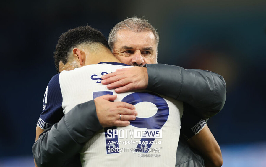 ▲ 토트넘은 24일(이하 한국시간) 영국 맨체스터의 에티하드 스타디움에서 열린 2024-24시즌 잉글랜드 프리미어리그 12라운드 원정 경기에서 맨체스터 시티를 4-0으로 대파했다. 시즌 6승 1무 5패를 기록한 토트넘(승점 19)은 6위로 도약했다. 포스테코글루 감독은 영국 매체 '풋볼 런던'을 통해 맨체스터 시티의 공격적인 수비 라인을 공략하기 위해 빠른 볼 전달이 중요했다는 점을 강조했다. 그는 "맨체스터 시티는 거의 맨투맨으로 수비를 펼치는 팀이다. 그들은 뛰어난 수비수들을 보유하고 있기 때문에, 자신들의 수비 방식에 대한 자신감이 크다. 우리는 그런 수비를 뚫기 위해 손흥민과 데얀 클루셉스키에게 공을 빠르게 전달해야 한다는 것을 알고 있었다. 윙어들에게 볼을 빨리 전달하는 게 중요하다고 생각했다"고 말했다.