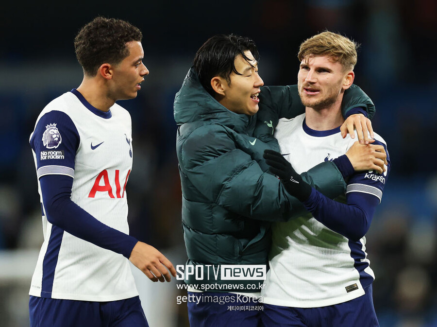 ▲ 토트넘은 24일(이하 한국시간) 영국 맨체스터의 에티하드 스타디움에서 열린 2024-24시즌 잉글랜드 프리미어리그 12라운드 원정 경기에서 맨체스터 시티를 4-0으로 대파했다. 시즌 6승 1무 5패를 기록한 토트넘(승점 19)은 6위로 도약했다. 포스테코글루 감독은 영국 매체 '풋볼 런던'을 통해 맨체스터 시티의 공격적인 수비 라인을 공략하기 위해 빠른 볼 전달이 중요했다는 점을 강조했다. 그는 "맨체스터 시티는 거의 맨투맨으로 수비를 펼치는 팀이다. 그들은 뛰어난 수비수들을 보유하고 있기 때문에, 자신들의 수비 방식에 대한 자신감이 크다. 우리는 그런 수비를 뚫기 위해 손흥민과 데얀 클루셉스키에게 공을 빠르게 전달해야 한다는 것을 알고 있었다. 윙어들에게 볼을 빨리 전달하는 게 중요하다고 생각했다"고 말했다.