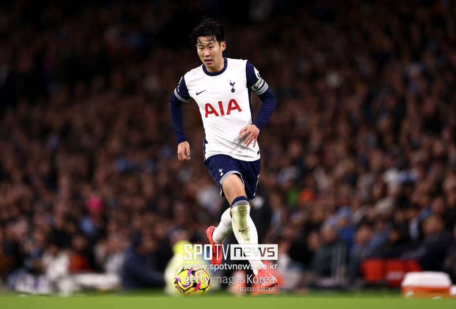 ▲ 토트넘은 24일(이하 한국시간) 영국 맨체스터의 에티하드 스타디움에서 열린 2024-24시즌 잉글랜드 프리미어리그 12라운드 원정 경기에서 맨체스터 시티를 4-0으로 대파했다. 시즌 6승 1무 5패를 기록한 토트넘(승점 19)은 6위로 도약했다. 포스테코글루 감독은 영국 매체 '풋볼 런던'을 통해 맨체스터 시티의 공격적인 수비 라인을 공략하기 위해 빠른 볼 전달이 중요했다는 점을 강조했다. 그는 "맨체스터 시티는 거의 맨투맨으로 수비를 펼치는 팀이다. 그들은 뛰어난 수비수들을 보유하고 있기 때문에, 자신들의 수비 방식에 대한 자신감이 크다. 우리는 그런 수비를 뚫기 위해 손흥민과 데얀 클루셉스키에게 공을 빠르게 전달해야 한다는 것을 알고 있었다. 윙어들에게 볼을 빨리 전달하는 게 중요하다고 생각했다"고 말했다.