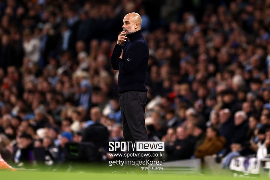 ▲ 맨체스터 시티는 23일(이하 한국시간) 영국 맨체스터의 에티하드 스타디움에서 열린 2024-24시즌 잉글랜드 프리미어리그 12라운드 홈경기에서 토트넘에 0-4로 패배했다. 시즌 6승 1무 5패를 기록한 토트넘(승점 19)은 6위로 도약했다. 반면 사상 최초로 프리미어리그 5년 연속 우승에 도전하는 2위 맨체스터 시티(7승 2무 3패)는 선두 한 경기를 덜 치른 리버풀(9승 1무 1패)과 격차를 좁히지 못했다. 현재 승점 5점 차다. 경기 후 펩 과르디올라 감독은 현재 위기의 상황을 분석했다. 그는 "모든 것이 괜찮지 않다. 8년 동안 이런 상황을 한 번도 겪어본 적이 없다. 우리는 매우 취약한 상태다"라고 말했다.