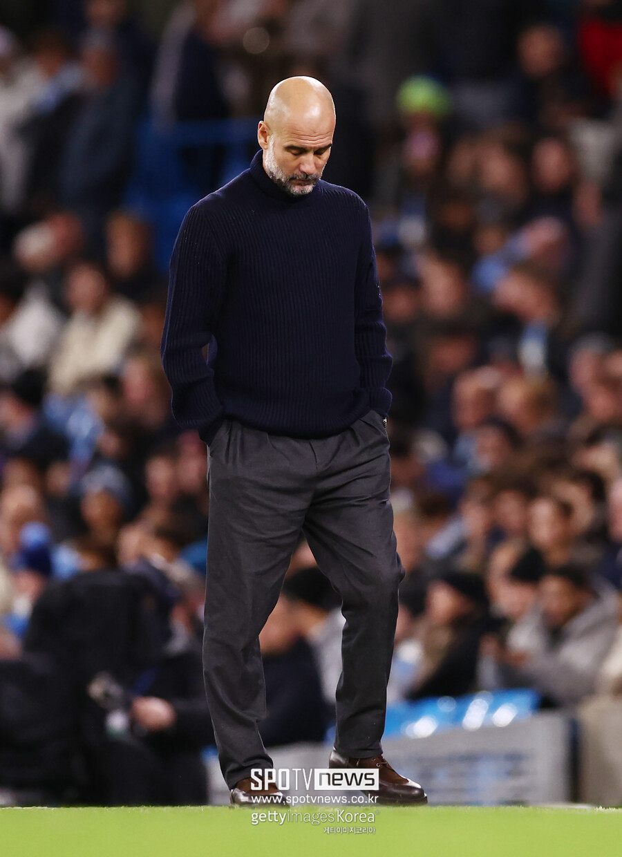 ▲ 맨체스터 시티는 23일(이하 한국시간) 영국 맨체스터의 에티하드 스타디움에서 열린 2024-24시즌 잉글랜드 프리미어리그 12라운드 홈경기에서 토트넘에 0-4로 패배했다. 시즌 6승 1무 5패를 기록한 토트넘(승점 19)은 6위로 도약했다. 반면 사상 최초로 프리미어리그 5년 연속 우승에 도전하는 2위 맨체스터 시티(7승 2무 3패)는 선두 한 경기를 덜 치른 리버풀(9승 1무 1패)과 격차를 좁히지 못했다. 현재 승점 5점 차다. 경기 후 펩 과르디올라 감독은 현재 위기의 상황을 분석했다. 그는 "모든 것이 괜찮지 않다. 8년 동안 이런 상황을 한 번도 겪어본 적이 없다. 우리는 매우 취약한 상태다"라고 말했다.
