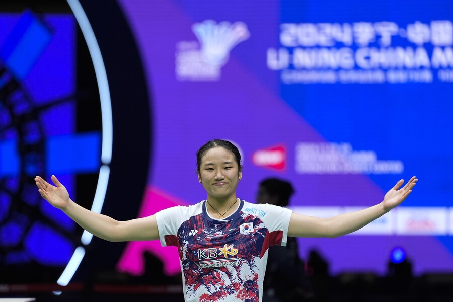 ▲ 셔틀콕 여제 안세영이 2024 파리 올림픽 금메달 이후 첫 국제대회 우승을 일궜다. 올림픽이 끝나고 고질적인 무릎과 발목 부상 치료에 매진했던 안세영은 지난달 전국체육대회와 덴마크 오픈 준우승을 거치면서 심신을 회복했다. 이번 대회 8강부터 결승까지 단 한 세트도 허용하지 않는 완벽한 행보를 보여준 안세영이 국제대회 정상에 복귀하면서 세계랭킹 1위다운 면모를 과시했다. ⓒ연합뉴스/AP