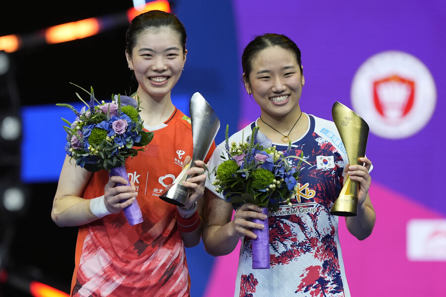 ▲ 셔틀콕 여제 안세영이 2024 파리 올림픽 금메달 이후 첫 국제대회 우승을 일궜다. 올림픽이 끝나고 고질적인 무릎과 발목 부상 치료에 매진했던 안세영은 지난달 전국체육대회와 덴마크 오픈 준우승을 거치면서 심신을 회복했다. 이번 대회 8강부터 결승까지 단 한 세트도 허용하지 않는 완벽한 행보를 보여준 안세영이 국제대회 정상에 복귀하면서 세계랭킹 1위다운 면모를 과시했다. ⓒ연합뉴스/AP