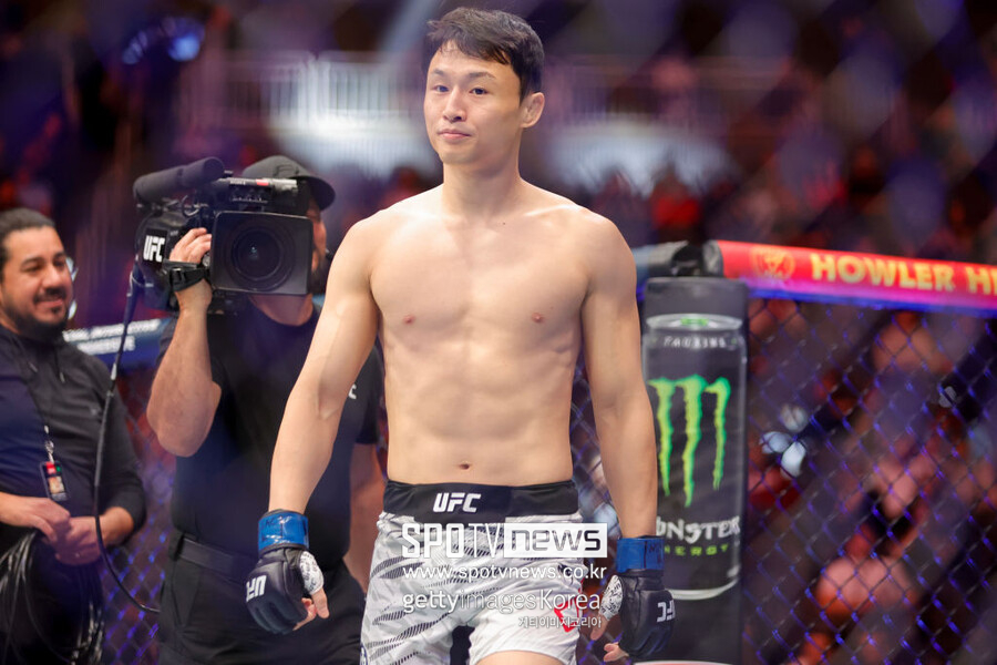 '슈퍼보이 업그레이드' 최두호, 렌드웨어에 TKO 압승…8년만 UFC 2연승