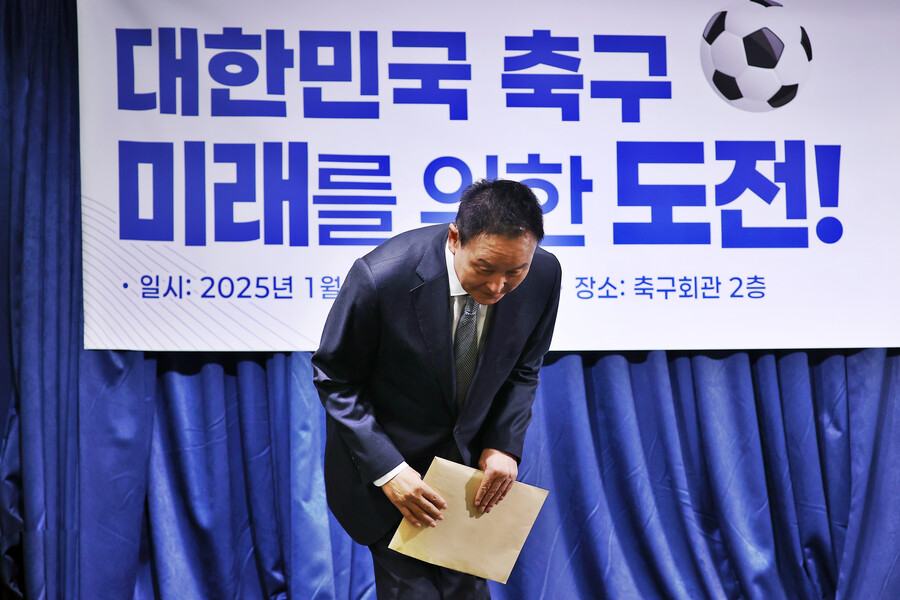 ▲ 허정무 후보는 협회 선거운영위가 명단 공개를 거부하는 것에서부터 불공정한 의혹을 사고 있다고 주장했다. 운영위는 선거인수 결정 및 배정, 인명부작성 등 공정한 선거관리를 위한 중요한 기능을 수행하는 조직이다.따라서 회장선거관리규정에서 운영위원은 협회와 관련이 없는 외부위원(학계, 언론계, 법조계 등)이 전체 위원의 3분의 2 이상이 되도록 규정하고 있다. 하지만 위원장을 포함한 위원 명단을 비밀에 부치고 공개를 거부하고 있어 제척사유 조차 확인할 수 없는 지경이라고 알렸다. ⓒ연합뉴스