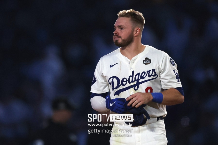 ▲ 다저스는 팀의 최고 유망주 출신이자 지난해 주전 2루수였던 개빈 럭스를 신시내티로 보내는 대신 신인드래프트 경쟁 밸런스 A라운드 지명권(전체 37순위)과 외야 유망주인 마이크 시로타를 받는 트레이드에 합의했다. 