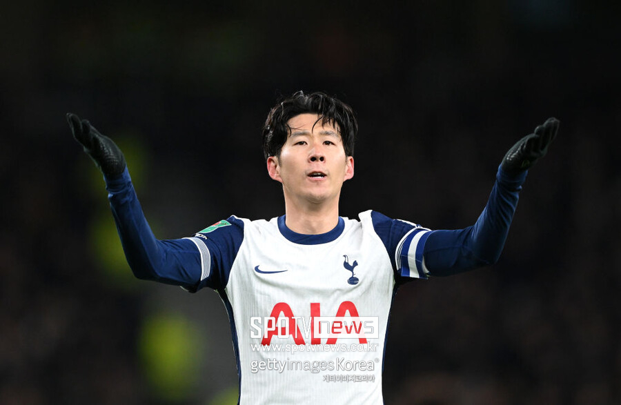 손흥민은 구단 공식 인터뷰를 통해 “토트넘은 프리미어리그에서 모든 이들이 꿈꾸는 팀이다. 10년 동안 헌신했고 좋은 기억만 있다. 이제 내가 무언가 보답해야 할 때다. 때로는 정말 힘든 일이지만 스스로에게 요구해야 하는 부분이라고 생각한다. 닥을 찍으면 다시 반등해야 하는 시간이다”라며 앞으로의 헌신과 팀을 향한 애정을 드러냈다. 토트넘은 최근에 손흥민 1년 연장 옵션을 발동하면서 2026년까지 잔류, 손흥민은 431경기에 출전해 169골을 기록했다. 이는 클럽 역사상 네 번째로 많은 득점이다”라며 동행에 만족하는 모양새였다