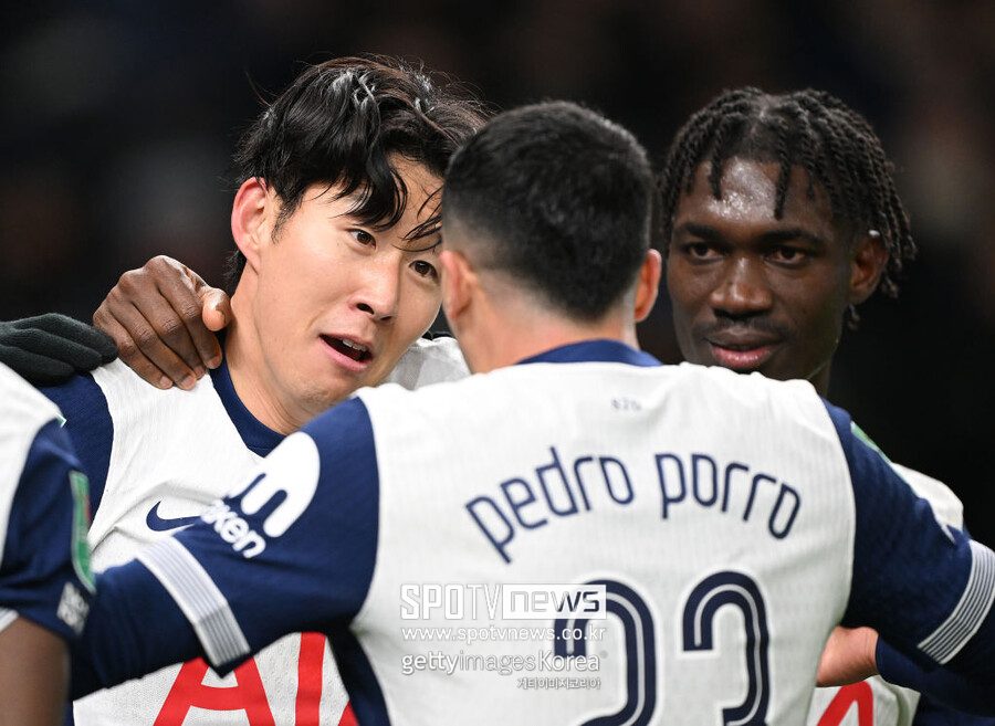 손흥민은 구단 공식 인터뷰를 통해 “토트넘은 프리미어리그에서 모든 이들이 꿈꾸는 팀이다. 10년 동안 헌신했고 좋은 기억만 있다. 이제 내가 무언가 보답해야 할 때다. 때로는 정말 힘든 일이지만 스스로에게 요구해야 하는 부분이라고 생각한다. 닥을 찍으면 다시 반등해야 하는 시간이다”라며 앞으로의 헌신과 팀을 향한 애정을 드러냈다. 토트넘은 최근에 손흥민 1년 연장 옵션을 발동하면서 2026년까지 잔류, 손흥민은 431경기에 출전해 169골을 기록했다. 이는 클럽 역사상 네 번째로 많은 득점이다”라며 동행에 만족하는 모양새였다