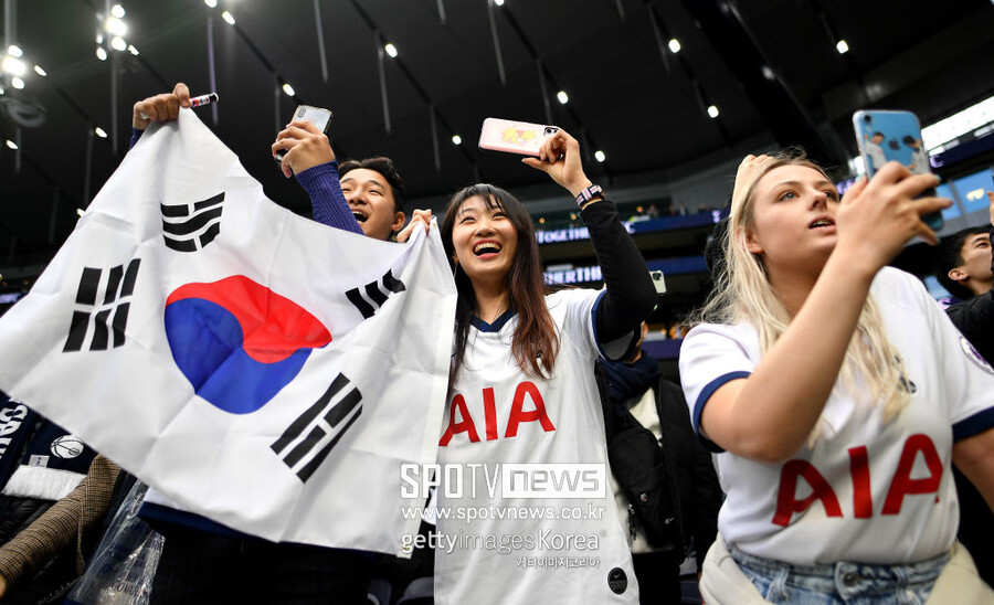 손흥민은 구단 공식 인터뷰를 통해 “토트넘은 프리미어리그에서 모든 이들이 꿈꾸는 팀이다. 10년 동안 헌신했고 좋은 기억만 있다. 이제 내가 무언가 보답해야 할 때다. 때로는 정말 힘든 일이지만 스스로에게 요구해야 하는 부분이라고 생각한다. 닥을 찍으면 다시 반등해야 하는 시간이다”라며 앞으로의 헌신과 팀을 향한 애정을 드러냈다. 토트넘은 최근에 손흥민 1년 연장 옵션을 발동하면서 2026년까지 잔류, 손흥민은 431경기에 출전해 169골을 기록했다. 이는 클럽 역사상 네 번째로 많은 득점이다”라며 동행에 만족하는 모양새였다