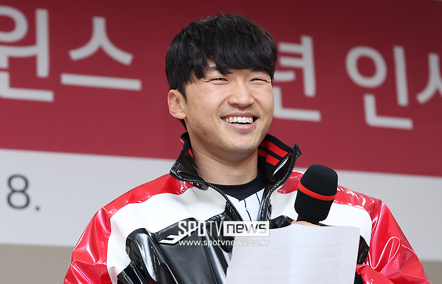 ▲ LG 새 주장 박해민이 8일 구단 신년인사회에서 직접 쓴 새해 다짐을 읽었다. ⓒ곽혜미 기자